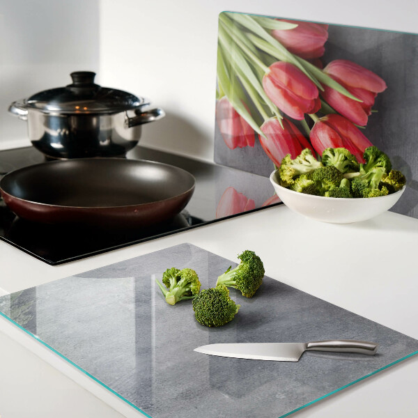 Glas schneidebrett Tulpen auf grauem Hintergrund