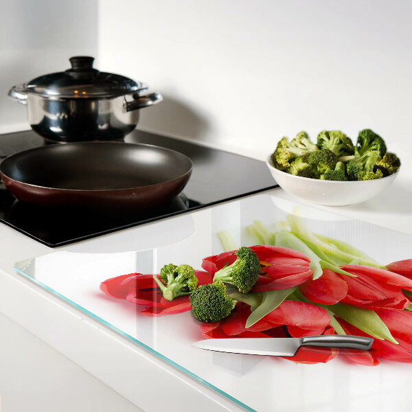 Schneidebrett mit rotem Tulpenmotiv auf weißem Hintergrund