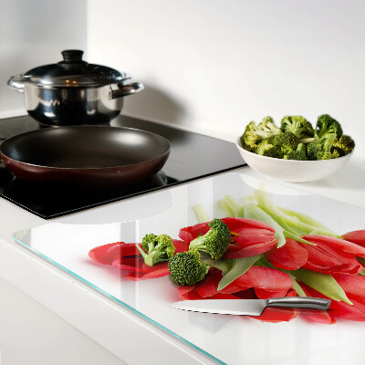 Schneidebrett Rote Tulpen auf weißem Hintergrund