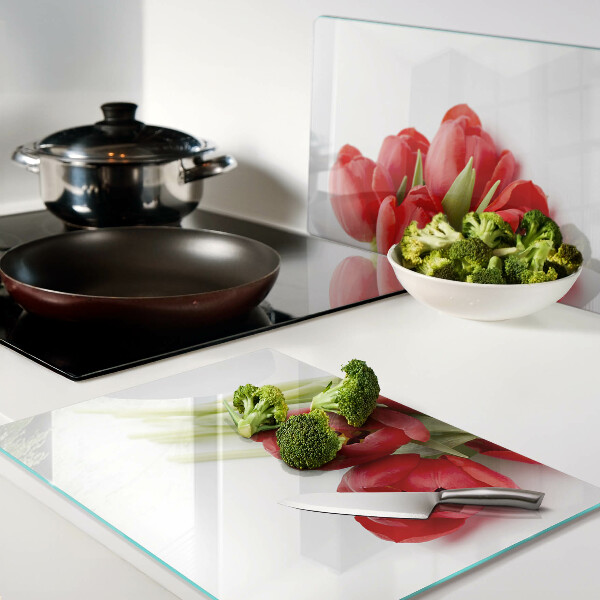 Schneidebrett Rote Tulpen auf weißem Hintergrund