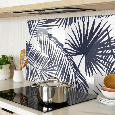 Glas schneidebrett Palmenblätter auf weißem Hintergrund