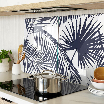 Glas Schneidebrett mit Palmenblättern auf weißem Hintergrund