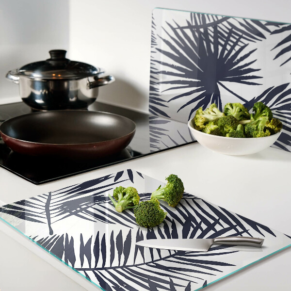 Glas schneidebrett Palmenblätter auf weißem Hintergrund