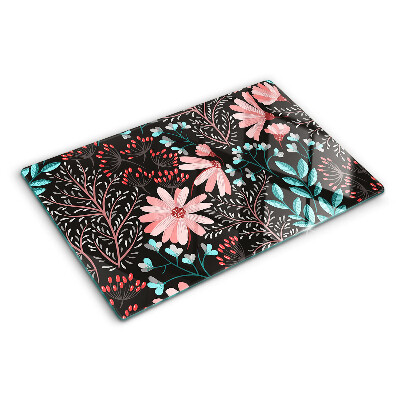 Schneidebrett mit Blumenmuster auf dunklem Hintergrund