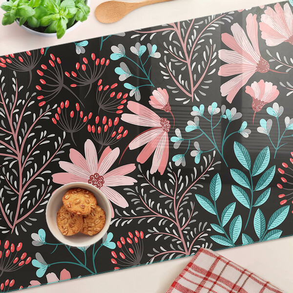 Schneidebrett mit Blumenmuster auf dunklem Hintergrund