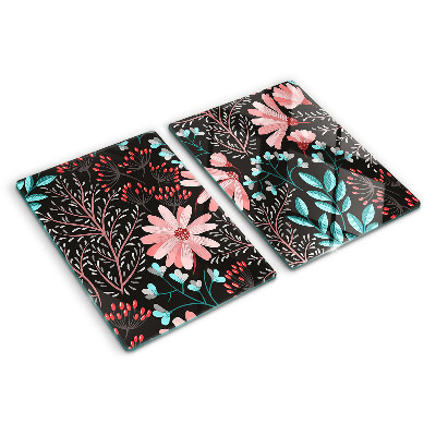 Schneidebrett mit Blumenmuster auf dunklem Hintergrund