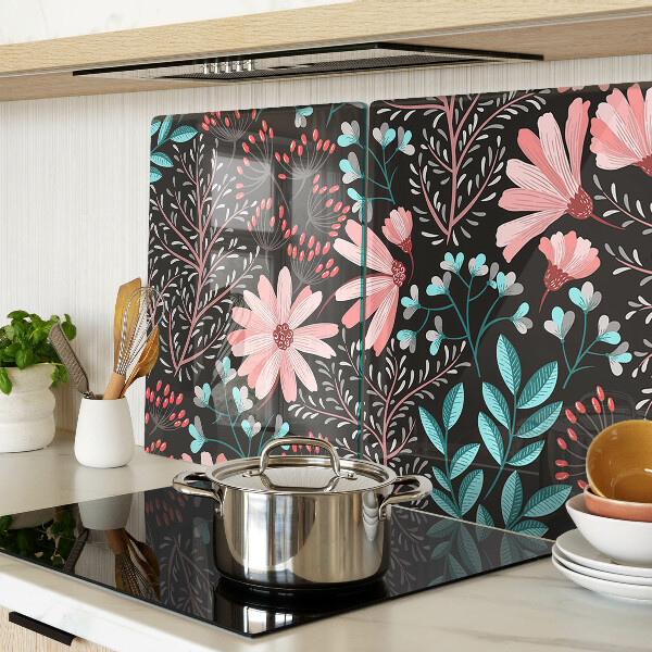 Schneidebrett mit Blumenmuster auf dunklem Hintergrund