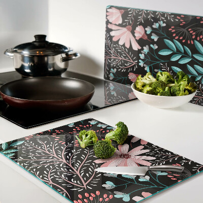 Schneidebrett mit Blumenmuster auf dunklem Hintergrund