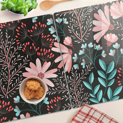 Schneidebrett mit Blumenmuster auf dunklem Hintergrund