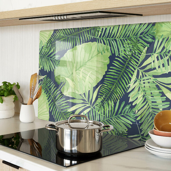 Glas schneidebrett Tropische Blätter auf dunklem Hintergrund