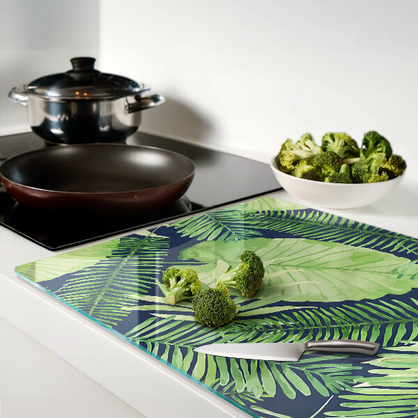 Glas schneidebrett Tropische Blätter auf dunklem Hintergrund