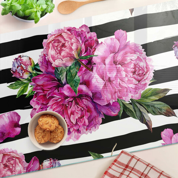 Schneidebrett mit Pfingstrosenmuster auf gestreiftem Hintergrund