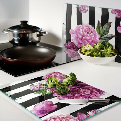 Schneidebrett mit Pfingstrosenmuster auf gestreiftem Hintergrund