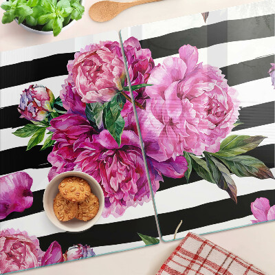 Schneidebrett mit Pfingstrosenmuster auf gestreiftem Hintergrund