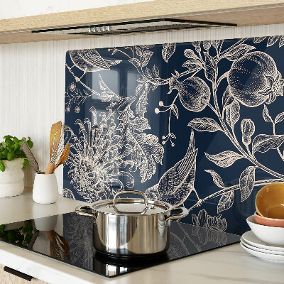 Schneidebrett mit Blumen- und Vogelmotiv auf dunklem Hintergrund