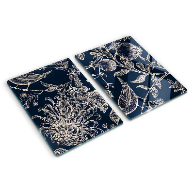 Schneidebrett mit Blumen- und Vogelmotiv auf dunklem Hintergrund