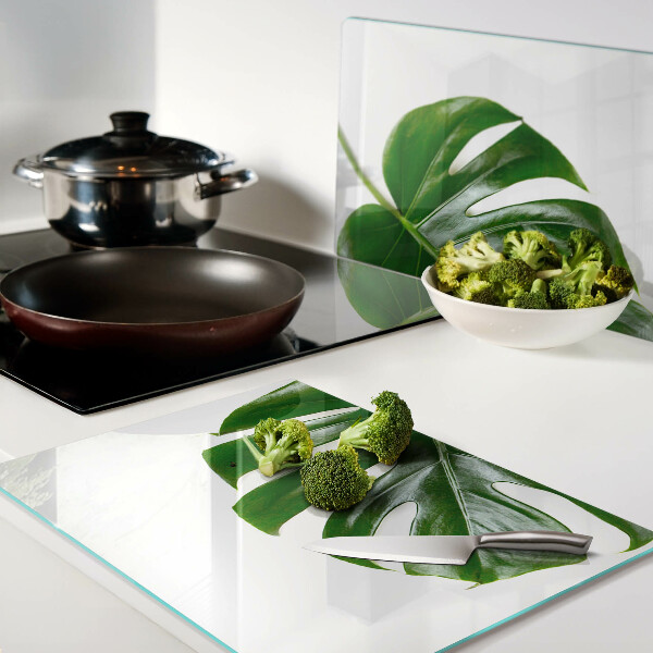 Glas Schneidebrett mit Monstera-Blättern