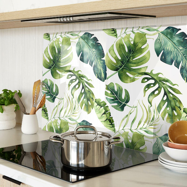 Schneidebrett mit Monstera‑Blättern in Grüntönen