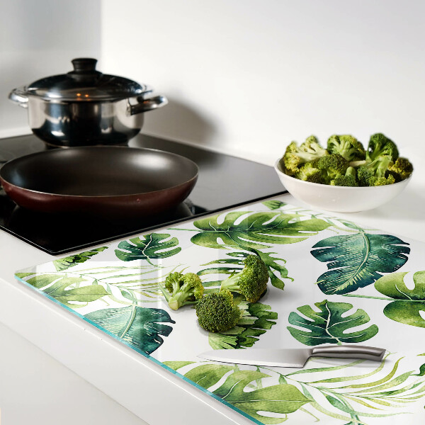 Schneidebrett mit Monstera‑Blättern in Grüntönen