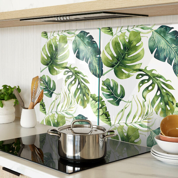 Schneidebrett mit Monstera‑Blättern in Grüntönen