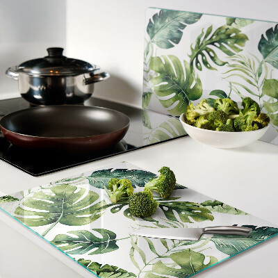 Schneidebrett mit Monstera‑Blättern in Grüntönen