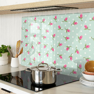 Glas-Schneidebrett mit rosa Tulpen auf grünem Hintergrund