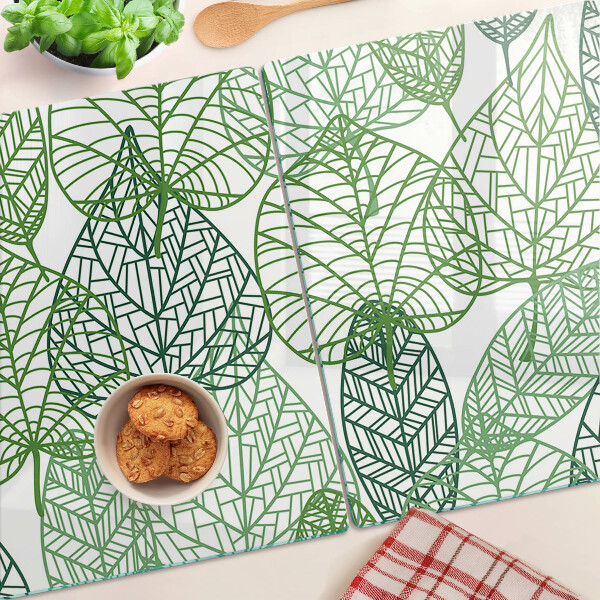 Glas-Schneidebrett mit Blättern in verschiedenen Grüntönen