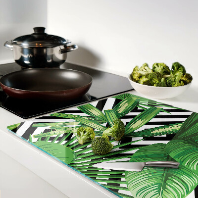 Schneidebrett mit Motiv tropischer Blätter auf gestreiftem Hintergrund