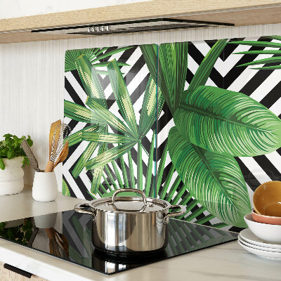 Schneidebrett mit Motiv tropischer Blätter auf gestreiftem Hintergrund