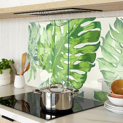 Schneidebrett mit Monstera-Blättern auf hellem Hintergrund