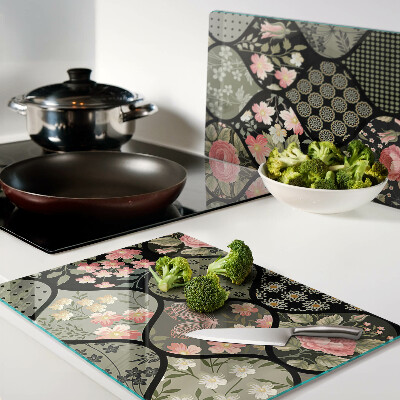 Schneidebrett Glas mit floralem Patchwork und geometrischen Mustern