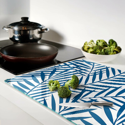 Schneidebrett mit Palmenblättern in Blautönen