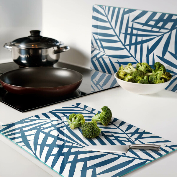 Schneidebrett mit Palmenblättern in Blautönen