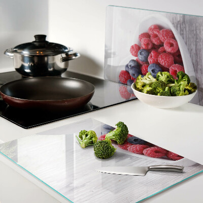 Glas-Schneidebrett mit herzförmigem Motiv aus Früchten