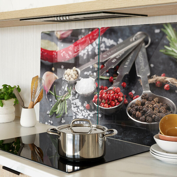 Schneidebrett mit Aufdruck von Gewürzen und Kräutern