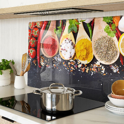 Schneidebrett mit Motiv aus Gewürzen und Kräutern