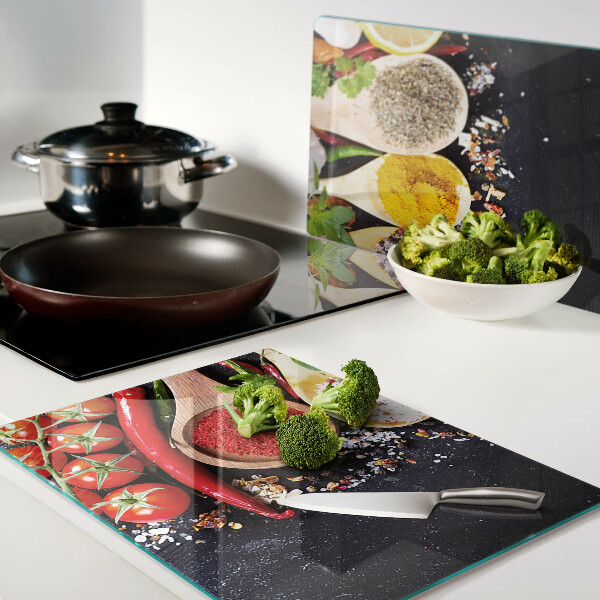 Schneidebrett mit Motiv aus Gewürzen und Kräutern