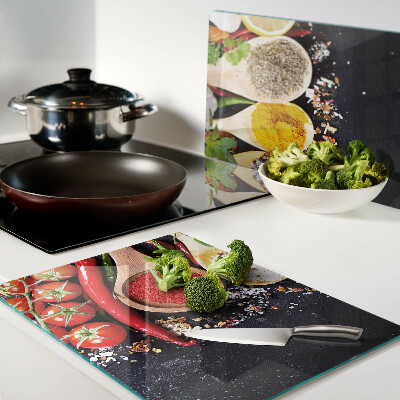 Schneidebrett mit Motiv aus Gewürzen und Kräutern