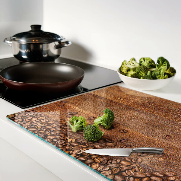 Glas Schneidebrett mit Motiv aus Kaffeebohnen auf Holzmaserung