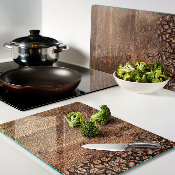 Glas Schneidebrett mit Motiv aus Kaffeebohnen auf Holzmaserung