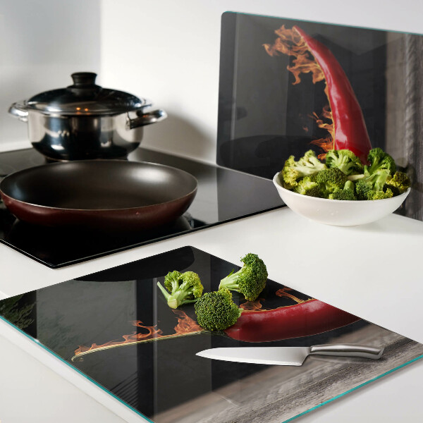 Schneidebrett mit Motiv aus Feuer und Chilischote