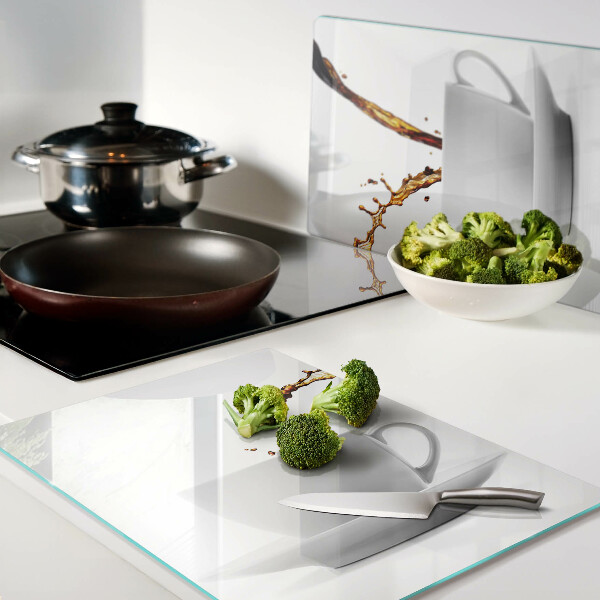 Schneidebrett Kaffee in Tassen