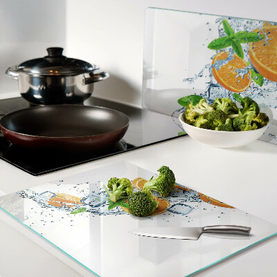 Schneidebrett glas Zitrusfrüchte in Wasser