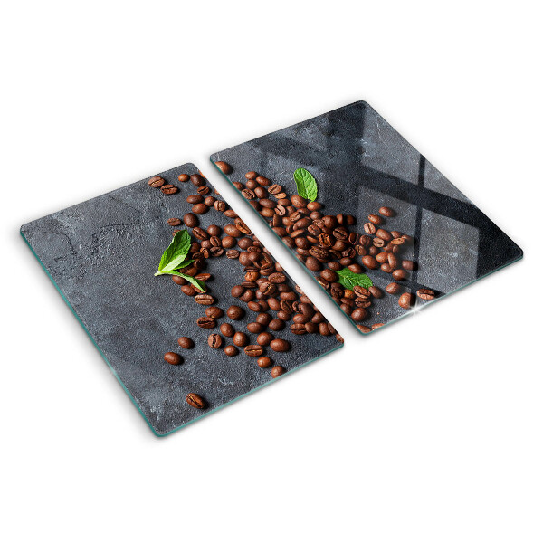 Glas schneidebrett Kaffeebohnen auf steinernem Hintergrund