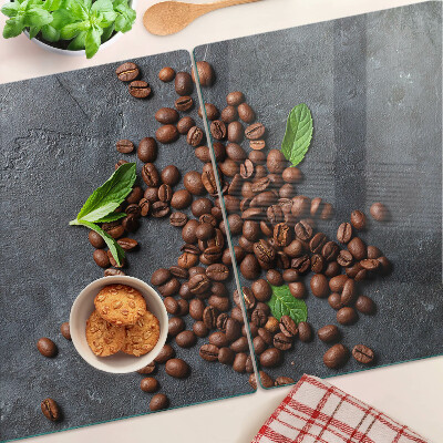 Glas schneidebrett Kaffeebohnen auf steinernem Hintergrund