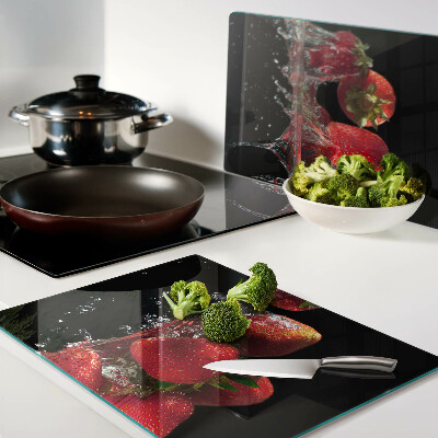 Schneidebrett Erdbeeren in Wasser