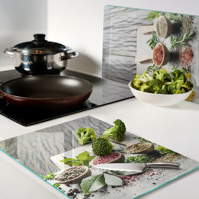 Glas-Schneidebrett mit Motiv aus Gewürzen und Kräutern