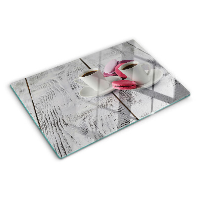 Schneidebrett mit Motiv Kaffee und Macarons auf Holzgrund