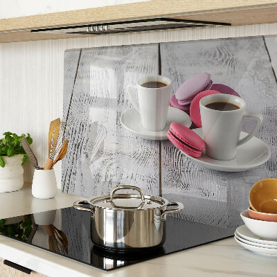 Schneidebrett mit Motiv Kaffee und Macarons auf Holzgrund