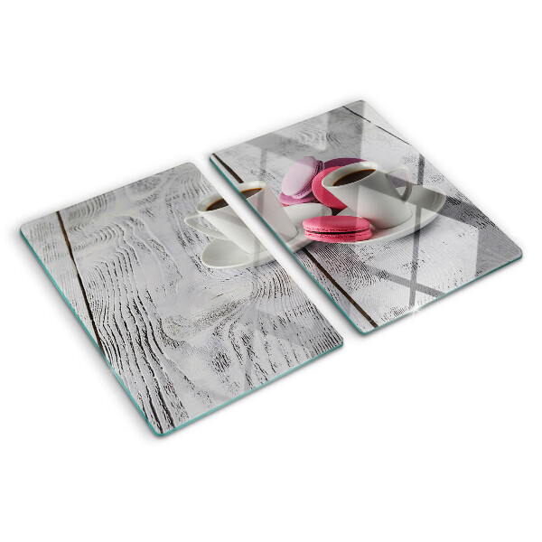 Schneidebrett mit Motiv Kaffee und Macarons auf Holzgrund